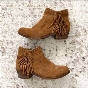 Minnetonka Moccasins Fringe Dusty Brown Blake Boot